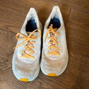 Hoka Clifton 8 tennis shoes. White size 7